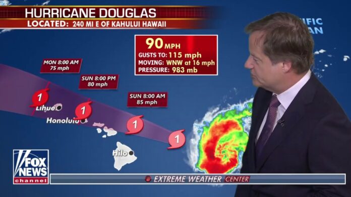 hurricane-douglas-bears-down-on-hawaii-as-islands-brace-for-high-winds,-rain,-and-storm-surge
