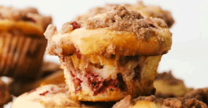 strawberry-cheesecake-streusel-muffins