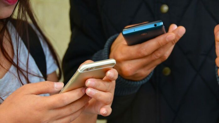 pasco-schools-may-tighten-cell-phone-usage-for-students